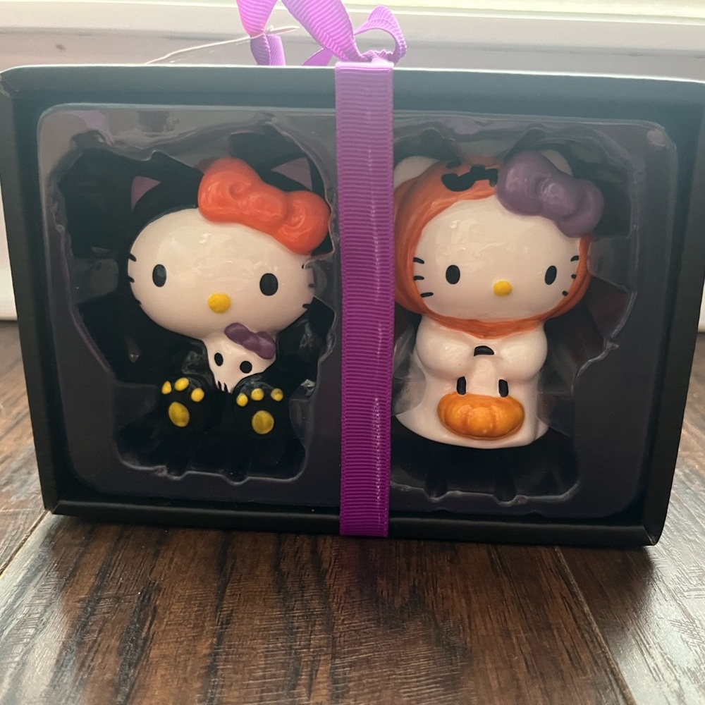 Hello Kitty Halloween salt and pepper shakers